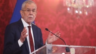 Blau ortet „gute Gespräche“, Schwarz hat „Diskussionsbedarf“ – und Alexander Van der Bellen will, dass jetzt endlich geklärt wird, ob es zu einer Koalition kommen kann. (Bild: TOBIAS STEINMAURER / APA / picturedesk.com)