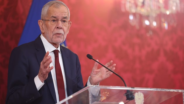 Blau ortet „gute Gespräche“, Schwarz hat „Diskussionsbedarf“ – und Alexander Van der Bellen will, dass jetzt endlich geklärt wird, ob es zu einer Koalition kommen kann. (Bild: TOBIAS STEINMAURER / APA / picturedesk.com)