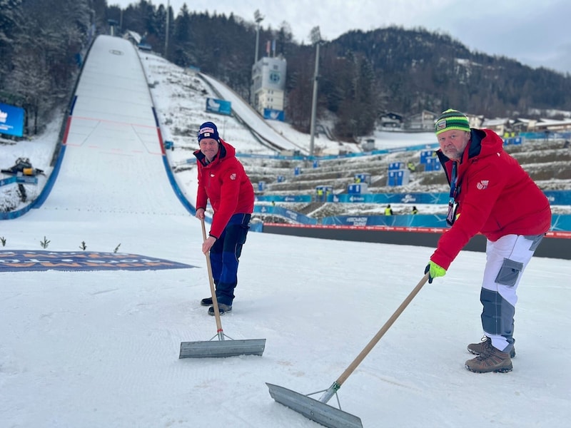 Roland Gawes (r.) und Arnold Pamminger kümmern sich um einen sicheren Auslauf. (Bild: JHK)