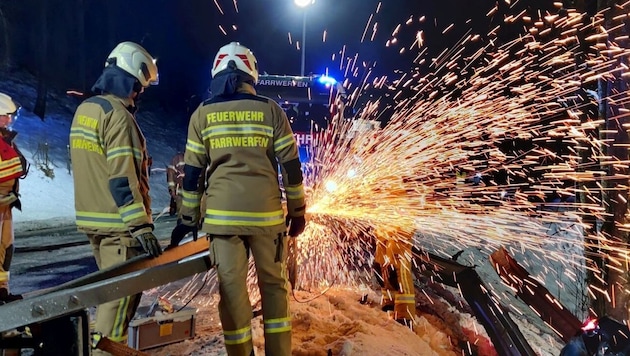 Das Auto durchbrach die Leitplanke (Bild: Freiwillige Feuerwehr Pfarrwerfen)