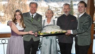 Beckenbauer-Witwe Heidi (M.) lud mit Francesca und Joel (re.) zum Karpfenessen bei Mitterer (2. v. li.) in Kitz. (Bild: babiradpicture_abp)