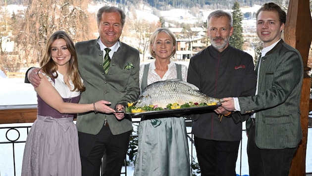 Beckenbauer-Witwe Heidi (M.) lud mit Francesca und Joel (re.) zum Karpfenessen bei Mitterer (2. v. li.) in Kitz. (Bild: babiradpicture_abp)