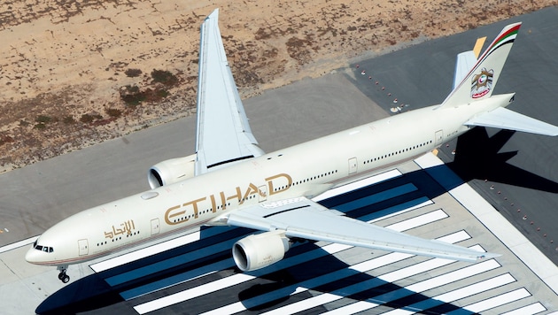 Eine Maschine der Etihad Airways (Bild: stock.adobe.com/Thiago Trevisan)