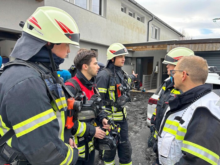 Einsatzbesprechung direkt vor Ort: Die Feuerwehrmänner trugen beim Entlüften des Gebäudes ...