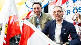Haimbuchner (li.) – beim Wahlkampf mit Kickl – will Journalisten „Benehmen“ lehren und setzt sie ...