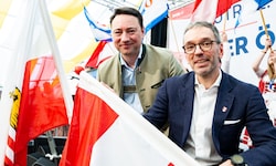 Haimbuchner (li.) – beim Wahlkampf mit Kickl – will Journalisten „Benehmen“ lehren und setzt sie ...