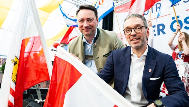 Der freiheitliche Bundesparteiobmann Herbert Kickl mit FPÖ-Oberösterreich-Chef Manfred Haimbuchner.  (Bild: Werner Kerschbaummayr/FOTOKERSCHI / KERSCHBAUMMAYR)