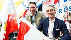 Der freiheitliche Bundesparteiobmann Herbert Kickl mit FPÖ-Oberösterreich-Chef Manfred Haimbuchner.  (Bild: Werner Kerschbaummayr/FOTOKERSCHI / KERSCHBAUMMAYR)