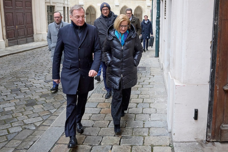 Oberösterreichs Landeschef Thomas Stelzer war am Sonntag – wie seine Kollegin Mikl-Leitner und Tirols Anton Mattle (mit Haube) – in Wien, um über die Zukunft der Partei zu sprechen. (Bild: picturedesk.com/Georges Schneider / photonews.at / picturedesk.com)