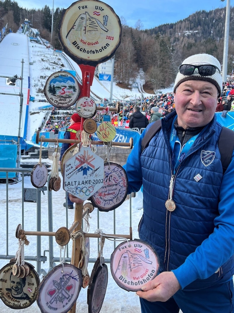 Johann Fuchs mit den selbstgemachten Ullr, den Glücksbringern für Winterisportler. (Bild: JHK)