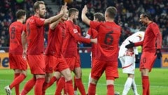 Letztes Jahr gewannen die Bayern um Harry Kane (li.) mit 6:0 in Salzburg.