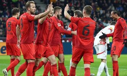 Letztes Jahr gewannen die Bayern um Harry Kane (li.) mit 6:0 in Salzburg.