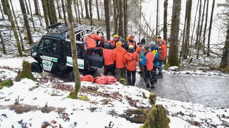 Mit Hilfe des Einsatz-Quads ging der Abtransport schonender und einfacher (Bild: Bergrettung Grünau)