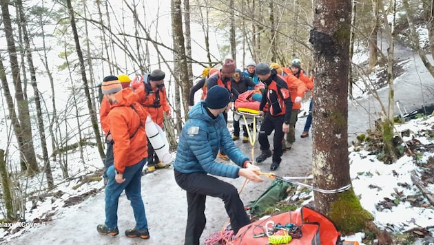 Die Bergretter aus Grünau mussten die Trage sichern, damit sie nicht vom Weg rutschte (Bild: Bergrettung Grünau)