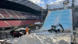 Die Bagger rollen an – und bringen den Schnee wieder aus dem Wörthersee-Stadion. (Bild: zvg)