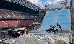 Die Bagger rollen an – und bringen den Schnee wieder aus dem Wörthersee-Stadion.