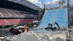 Die Bagger rollen an – und bringen den Schnee wieder aus dem Wörthersee-Stadion. (Bild: zvg)