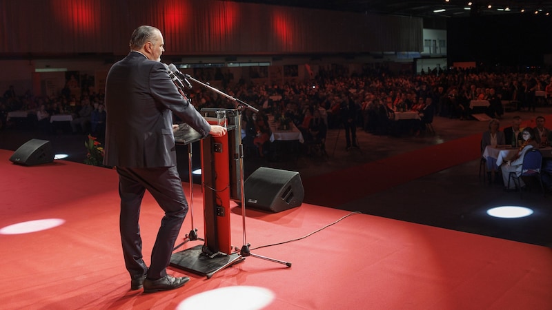 Ungefähr 2500 Menschen hörten dem Politiker zu. (Bild: APA/Erwin Scheriau)