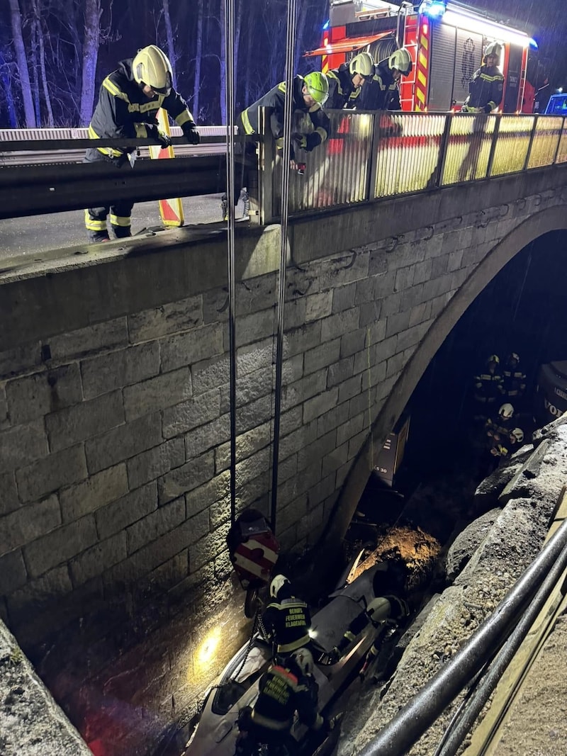 Der Lenker konnte das Fahrzeug noch selbst verlassen. (Bild: Berufsfeuerwehr Klagenfurt)