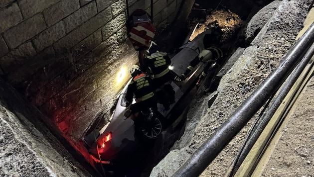 The Klagenfurt professional fire department had to recover the wreck, the driver was able to free himself from the vehicle. (Bild: Berufsfeuerwehr Klagenfurt)