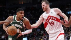 Jakob Pöltl (re.) im Duell mit Giannis Antetokounmpo (Bild: AP)