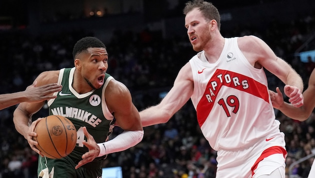 Jakob Pöltl (re.) im Duell mit Giannis Antetokounmpo (Bild: AP)