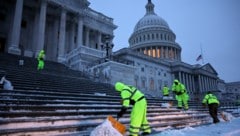 Warnungen gelten auch für die Hauptstadt Washington. In den vergangenen Tagen war es dort schon kalt, aber trocken. In der Früh wachten die Menschen dann in einer schneebedeckten Stadt auf. (Bild: 2025 Getty Images)