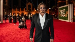 Johnny Depp warnt seine Fans vor Betrügern, die sich als er oder sein Team ausgeben und unter anderem um Geld für Treffen mit dem Hollywoodstar bitten. (Bild: APA/AFP/Factstory for the Red Sea International)