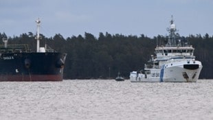 Ein Schiff der finnischen Küstenwache (rechts) hält Wache am Öltanker Eagle S, der in der Nähe ...
