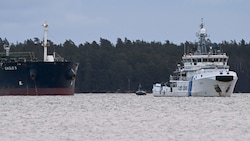 Ein Schiff der finnischen Küstenwache (rechts) hält Wache am Öltanker Eagle S, der in der Nähe des Hafens Kilpilahti in Porvoo am Finnischen Meerbusen vor Anker liegt. (Bild: APA/AFP/Lehtikuva/Jussi Nukari)