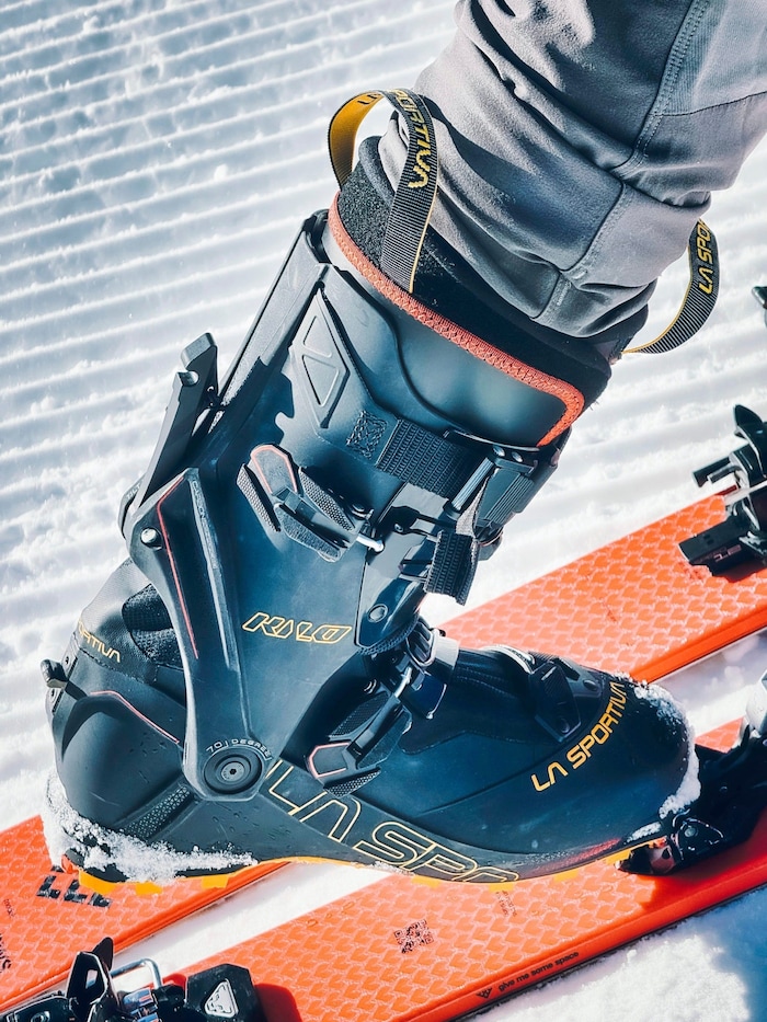 Der Kilo ist für sein ultraleichtes Gewicht überraschend steif, was Pluspunkte bei der Abfahrt ...