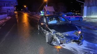 Am Auto, das 50 Meter nach dem Bauernhaus zum Stillstand kam, entstand Totalschaden. (Bild: ZOOM Tirol/Krone KREATIV)