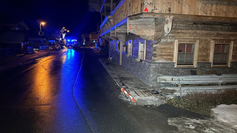 Right next to a farm, the local crashed his car into a crash barrier and a crash barrier post. (Bild: ZOOM Tirol/Krone KREATIV)