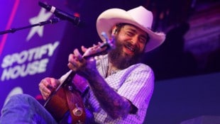 US-Musiker Post Malone versüßte einer Barkeeperin das Weihnachtsfest. (Bild: APA Pool/APA/Getty Images via AFP/GETTY IMAGES/Brett Carlsen)