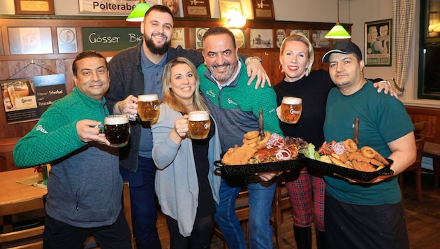 Owner Soufian Tabib (middle) with his son Elias (left) and his staff and regular guests. (Bild: Tomschi Peter)