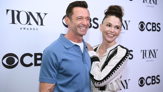 Hugh Jackman and Sutton Foster were seen holding hands for the first time. (Bild: APA/Getty Images via AFP/GETTY IMAGES/Jenny Anderson)