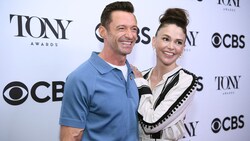 Hugh Jackman und Sutton Foster zeigten sich erstmals Händchen haltend.