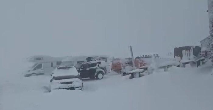 Mittlerweile soll die Schneemenge über einen Meter hoch sein.