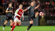 Sarah Zadrazil (re.) spielt mit Bayern eine bisher gute Saison.