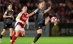 Sarah Zadrazil (re.) spielt mit Bayern eine bisher gute Saison.