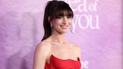 Anne Hathaway erlaubte sich einen kleinen Spaß auf Kosten von Golden-Globes-Star Jeremy Strong.