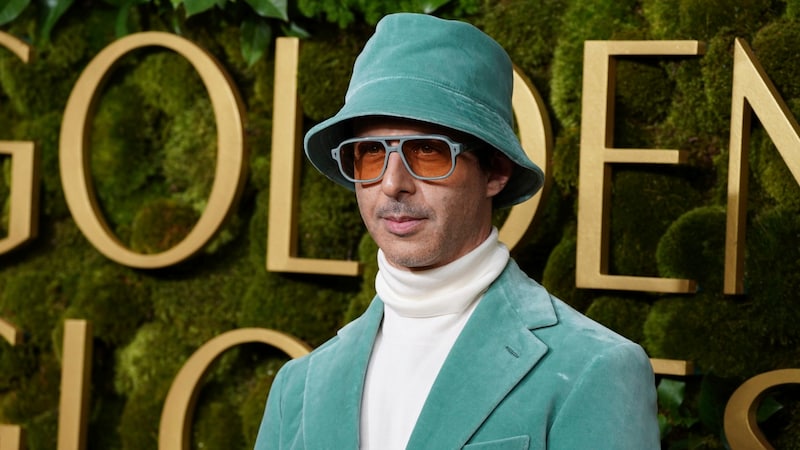 Jeremy STrong sorgte mit seinem exzentrischen Look bei den Golden Globes für Aufsehen. (Bild: APA/Jordan Strauss/Invision/AP)