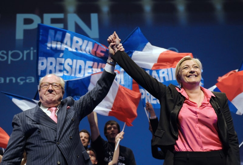 Le Pen mit seiner Tochter Marine (Bild: AFP)