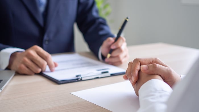 Viele Unternehmen suchen verzweifelt qualifizierte Mitarbeiterinnen und Mitarbeiter.