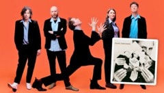 Wimmelbild mit Spielfreude: Franz Ferdinand zeigen sich auch nach mehr als 20 Jahren noch in musikalischer Bestform. (Bild: Krone KREATIV/Domino, Fiona Torre)