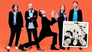 Wimmelbild mit Spielfreude: Franz Ferdinand zeigen sich auch nach mehr als 20 Jahren noch in musikalischer Bestform. (Bild: Krone KREATIV/Domino, Fiona Torre)