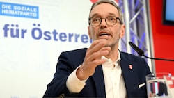 FPÖ-Chef Herbert Kickl will mit der ÖVP regieren, stellt der Volkspartei aber gleichzeitig auch die Rute ins Fenster. (Bild: APA/Helmut Fohringer)