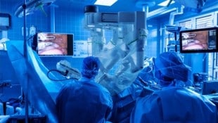 Im Operationssaal des Lienzer Spitals arbeiten die Operateure bereits mit Neo-Kollegen“DaVinci Xi“. (Bild: BKH Lienz)