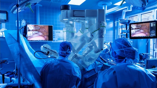 In the operating theater at Lienz Hospital, surgeons are already working with Neo colleagues "DaVinci Xi". (Bild: BKH Lienz)