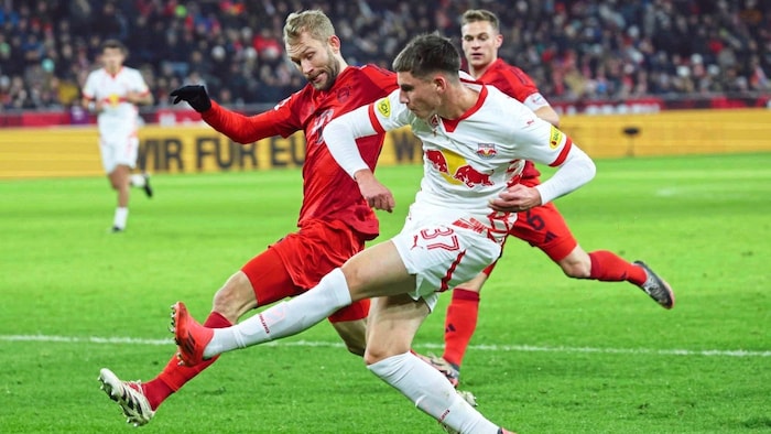 Tim Trummer im Duell mit Bayerns Konrad Laimer (li.).
